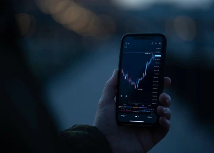 Monitor Strategic Currency Hedge for Profits